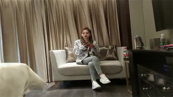 高馬尾嫩模牛仔褲秀修長美腿，小夥爽翻天高潮迭起